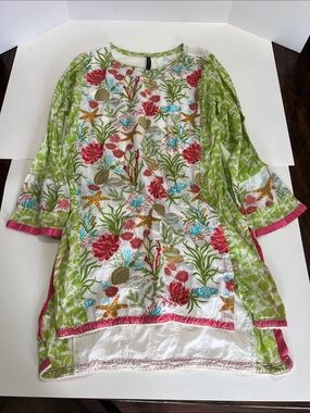 Floral Embroidered Cotton Tunic Top in Green and White